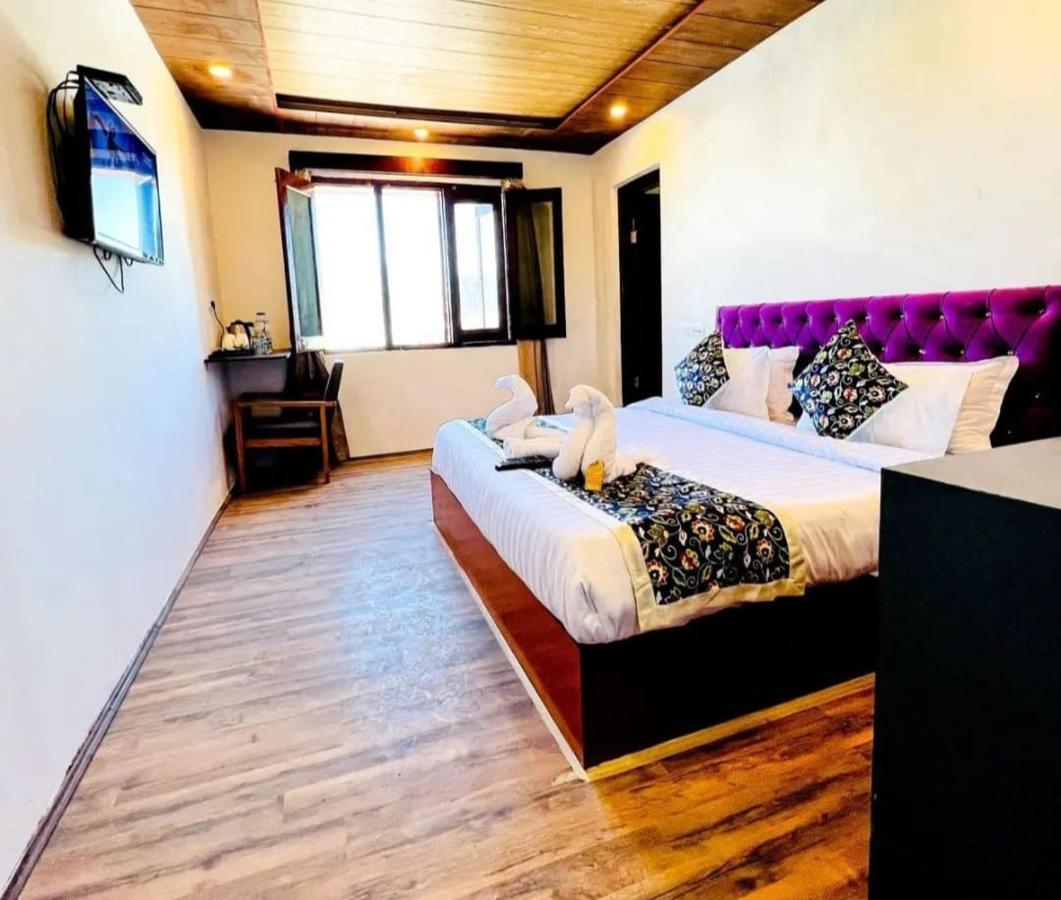 Hotel Poshwan Gulmarg Buitenkant foto
