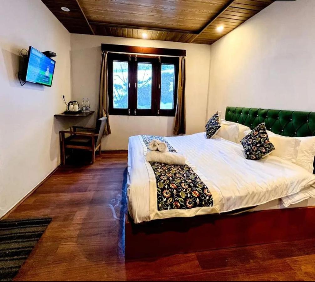 Hotel Poshwan Gulmarg Buitenkant foto