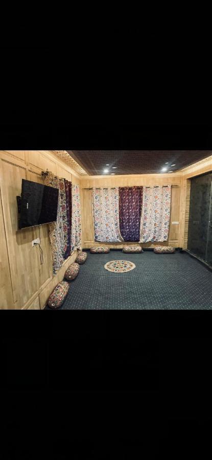 Hotel Poshwan Gulmarg Buitenkant foto